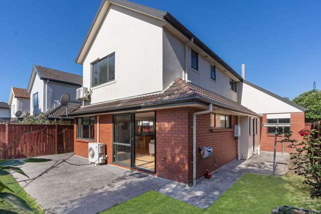 Comfortable Family Living - Walk to Mall & Bot...