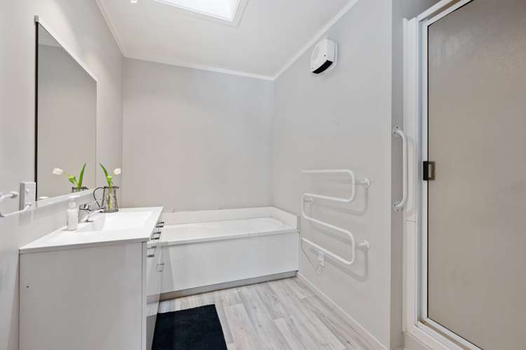 35b Holland Street Glenholme_13