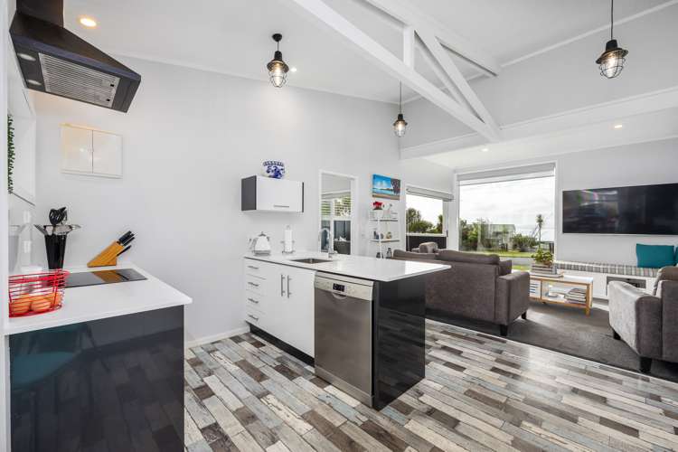 11 Piccadilly Circus Snells Beach_15