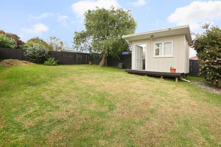 8 Castaing Crescent Te Atatu South_15
