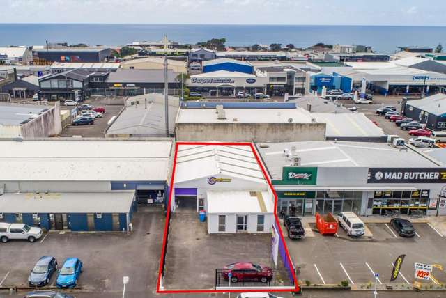 High-Visibility Space for Trade, Retail & More