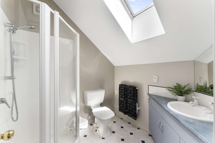 2 Delaware Crescent Russley_14