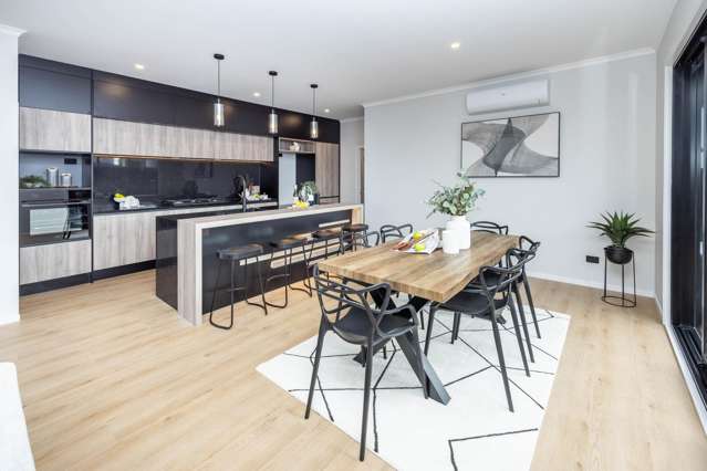 Stylish New Home in Prime Chartwell Location