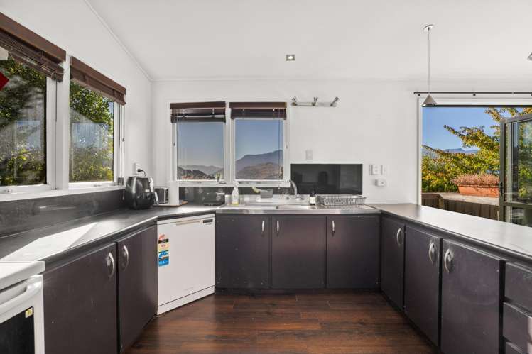 6 Wynyard Crescent Fernhill/Sunshine Bay_1