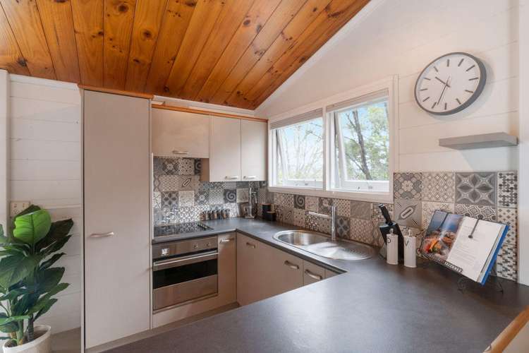 18 Easter Parade Glen Eden_9