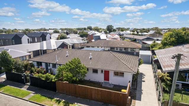 Three-Bedroom Unit With Courtyard