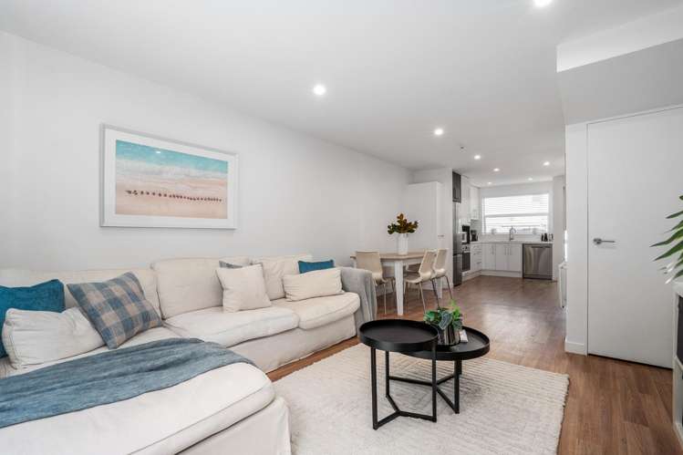 11/8 Thatcher Crescent, Crofton Downs_8