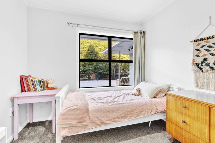 70 Sunny Grove Wainuiomata_11