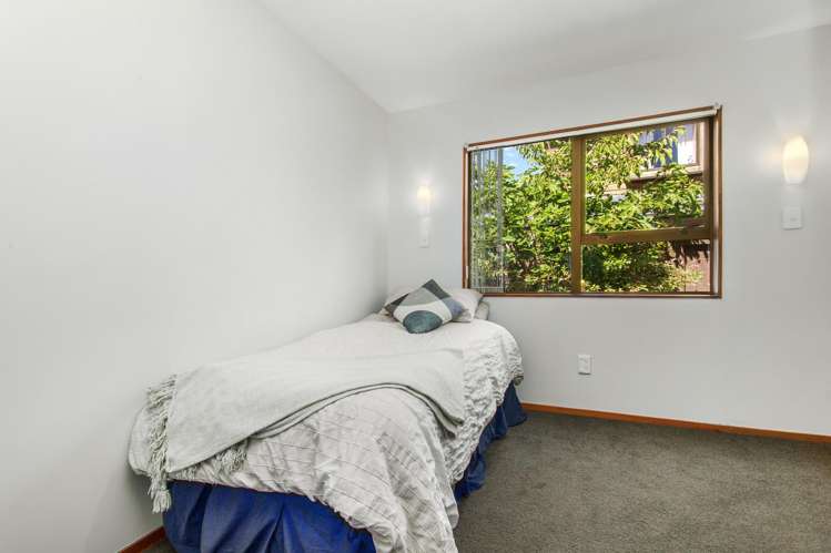 42 McEnroe Grove Naenae_15