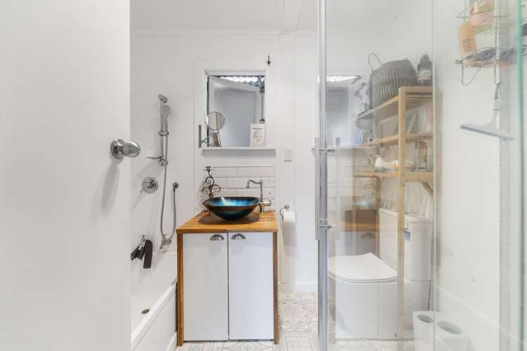 8a Farnworth Avenue Holdens Bay_8