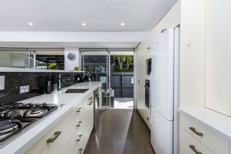 2/64 Seaview Road Castor Bay_9