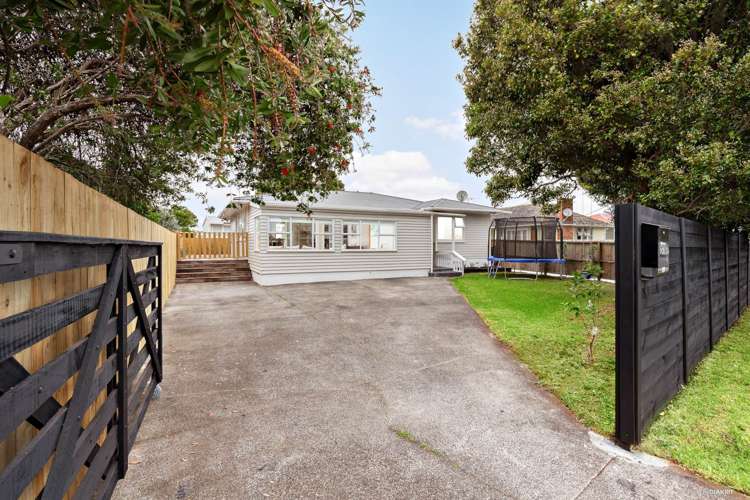 37b Cobham Crescent Kelston_17