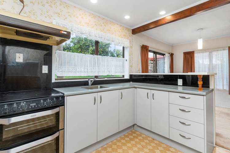 2/2 Photinia Place Botany Downs_1