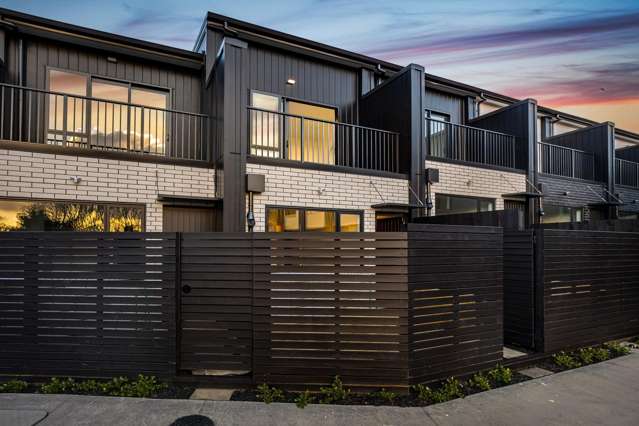 Meg-a Opportunity! 2 Beds in Glen Eden $665K
