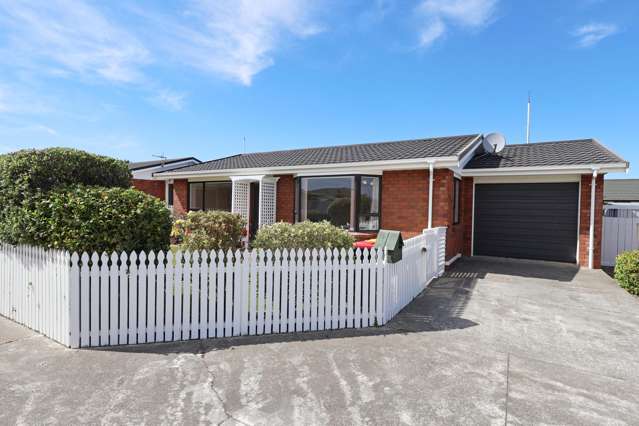 Sunny, Easy Living on Regent Street!