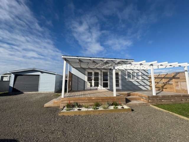 NEWLY RENOVATED 2 BEDROOM - FOXTON BEACH