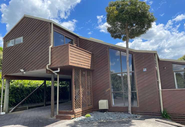 This 1960s home on Nevada Street, in Silverdale, Hamilton, went to auction with a declared reserved of $589,000. Photo / Supplied