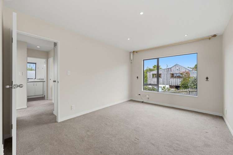 2/75A Target Road Totara Vale_29