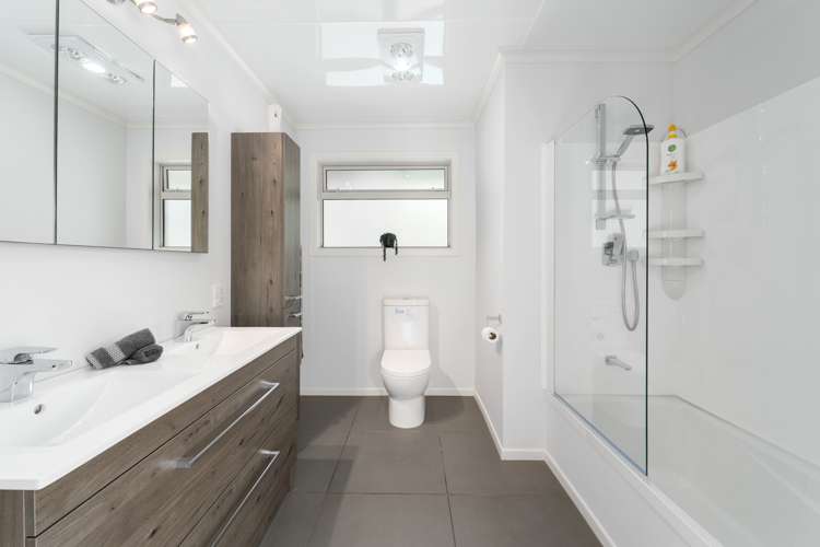 2/6 Armstrong Grove Hilltop_10