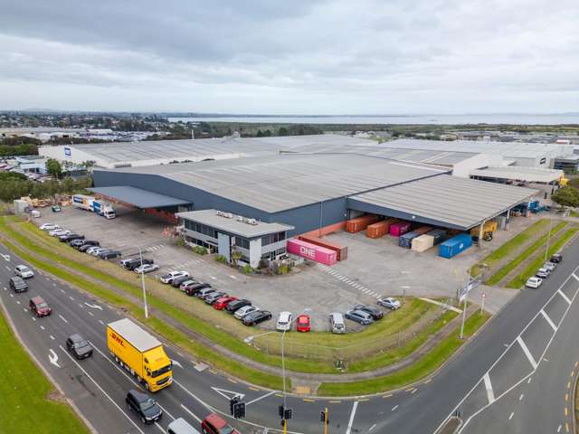 Large-scale logistics with drive-through access