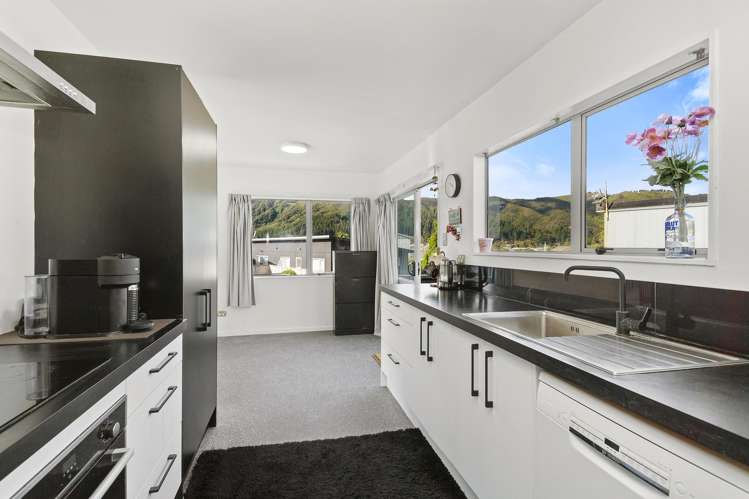 8 Hastings Grove Wainuiomata_11