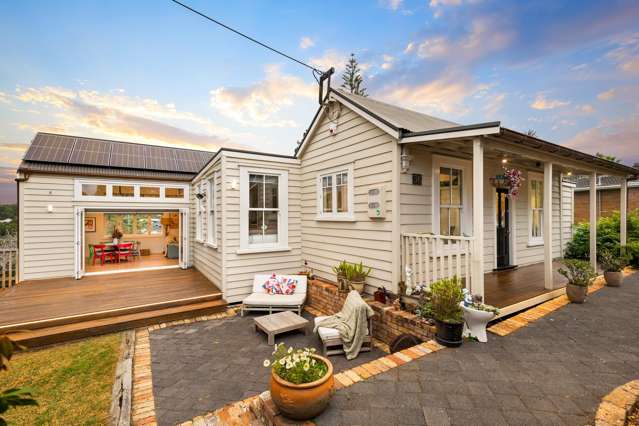 Timeless Charm, Oh so Titirangi!