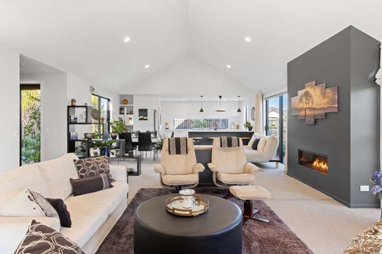 12 Spitfire Drive Burleigh_15