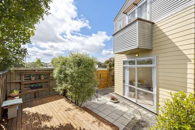 Private Standalone Townhouse with 3 Carparks!!