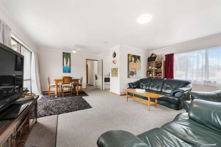 28 Selak Place Glen Eden_17