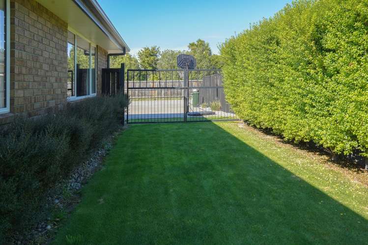 8/17 Wineberry Avenue Amberley_16