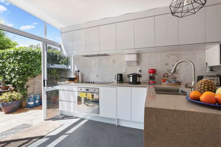 2 Alwyn Avenue Te Atatu South_15