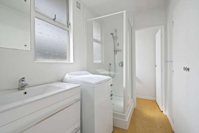 6/127 Queens Drive Lyall Bay_1