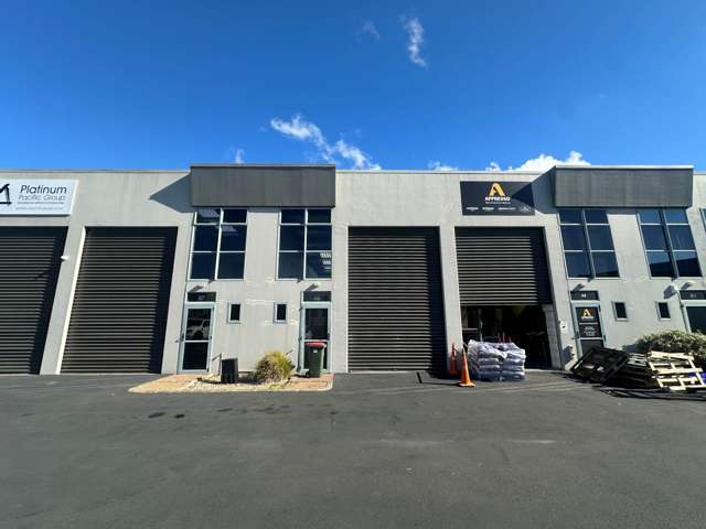 COMPACT CONNECTED WAREHOUSE  90M²