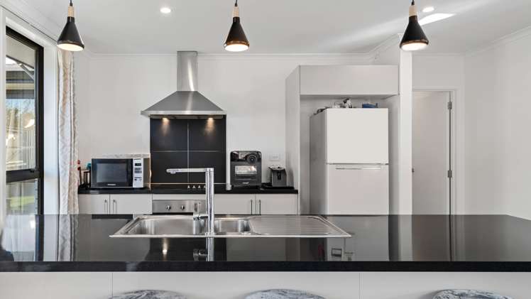 27 Awataha Crescent Pyes Pa_1