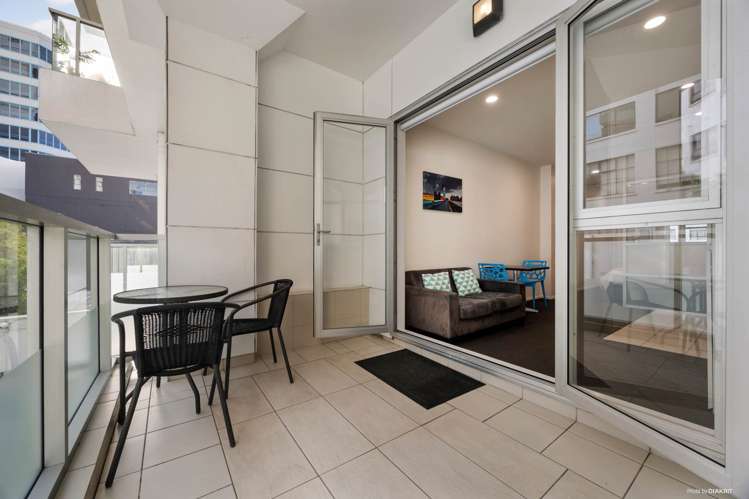 210/85 Beach Road City Centre_4