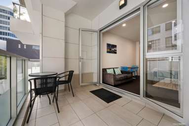 210/85 Beach Road_4