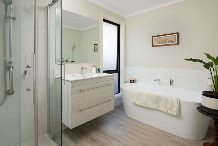 6 Spitfire Drive Burleigh_13