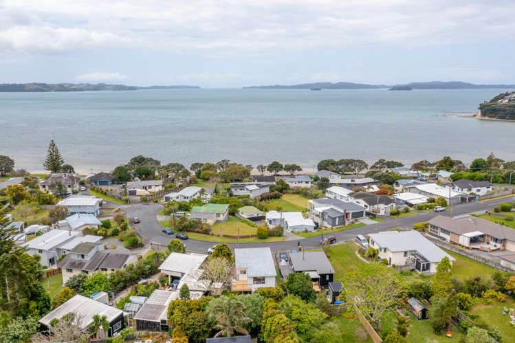 9 Piccadilly Circus Snells Beach_35