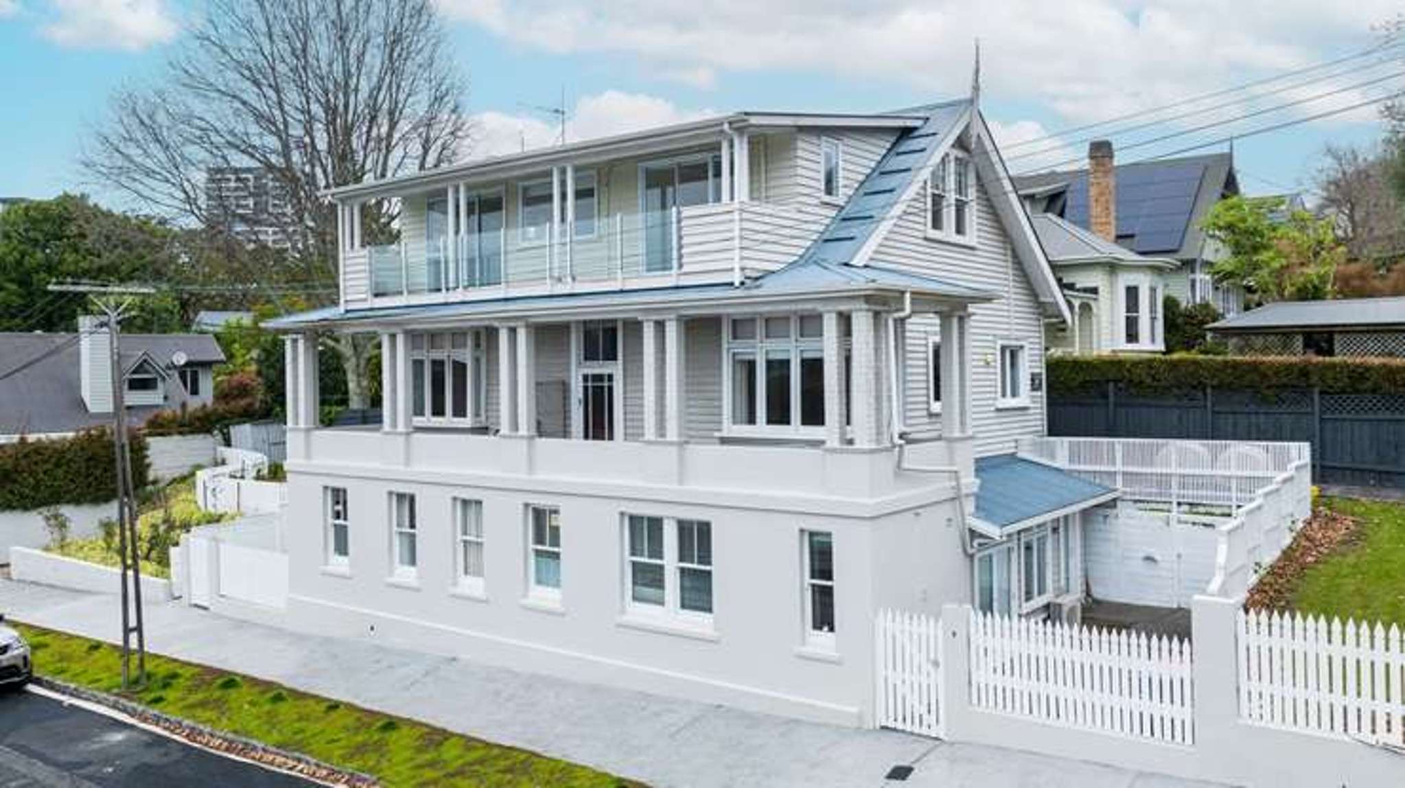 Out-of-town investor loses nearly $800,000 on Auckland mansion