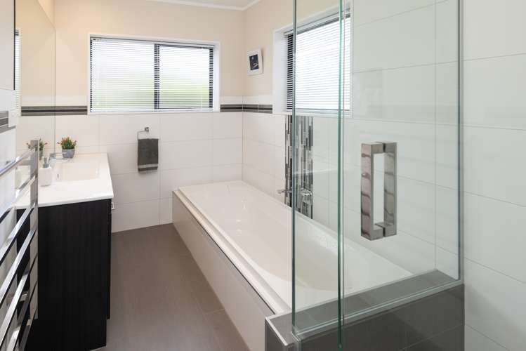 6 Borrowdace Avenue Botany Downs_13