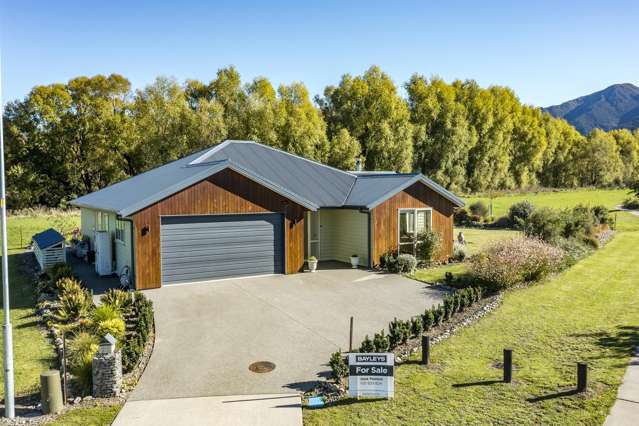 Reserve frontage and mountain views! ‘As new’