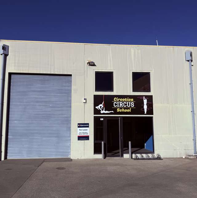 Warehouse, Showroom & Office on Waltham Road