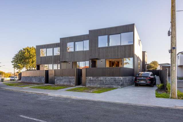 Brand New Waterfront Townhouse | 4 Bedrooms | Tandem Parking for Two Cars | $970 Per Week