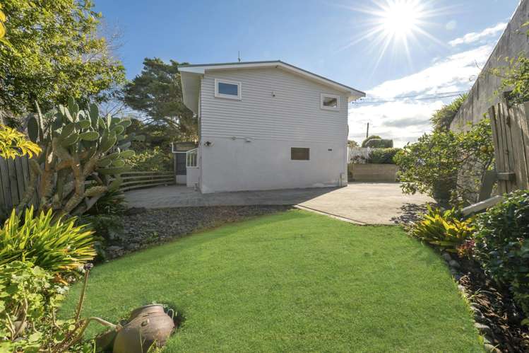 27 Colmar Road Mellons Bay_13