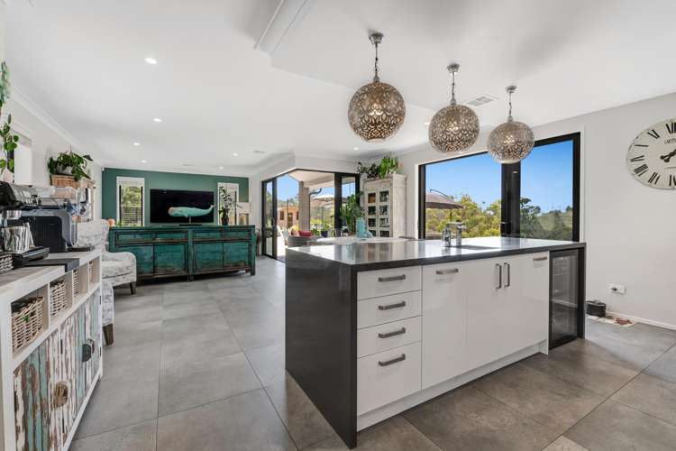 8 Roberts Road Matakatia_7