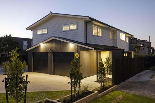Stylish. Spacious & Harbour Views.
