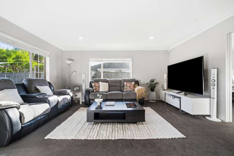 8 Belfry Place Wattle Downs_1