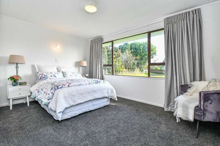 6 Leaming Place Clarks Beach_13