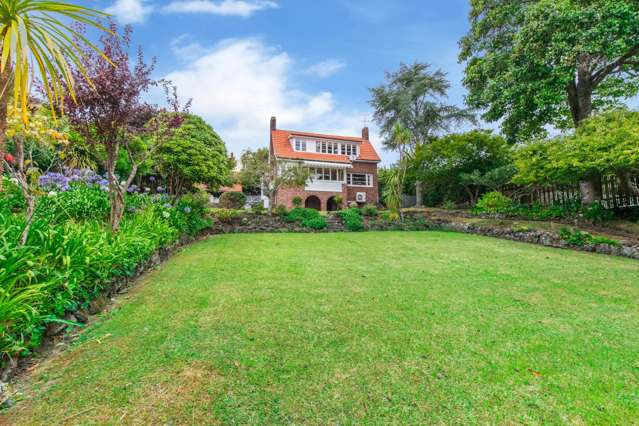 ENGLISH COTTAGE WITH SECLUDED GARDENS