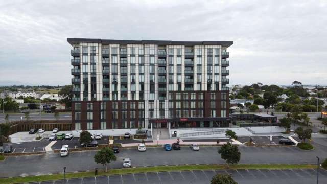 Stylish One Bedroom Apartment - Ramada Hotel